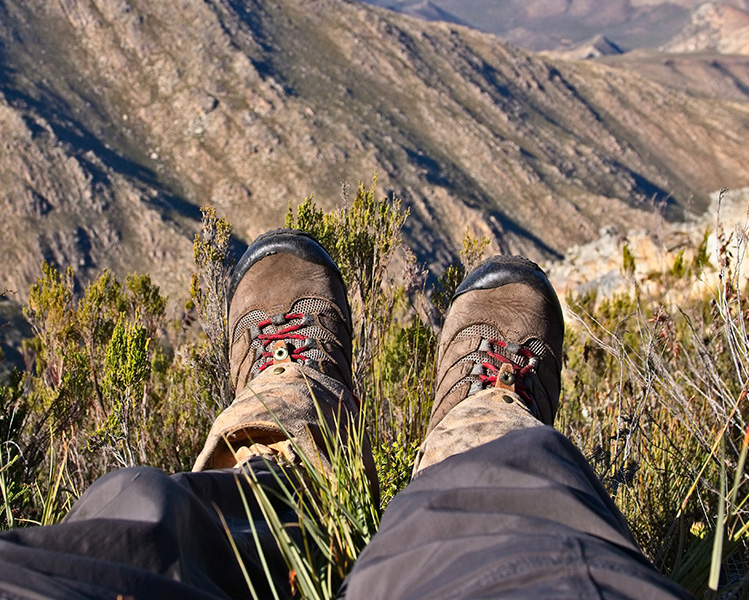 Pies descansando en la montaña