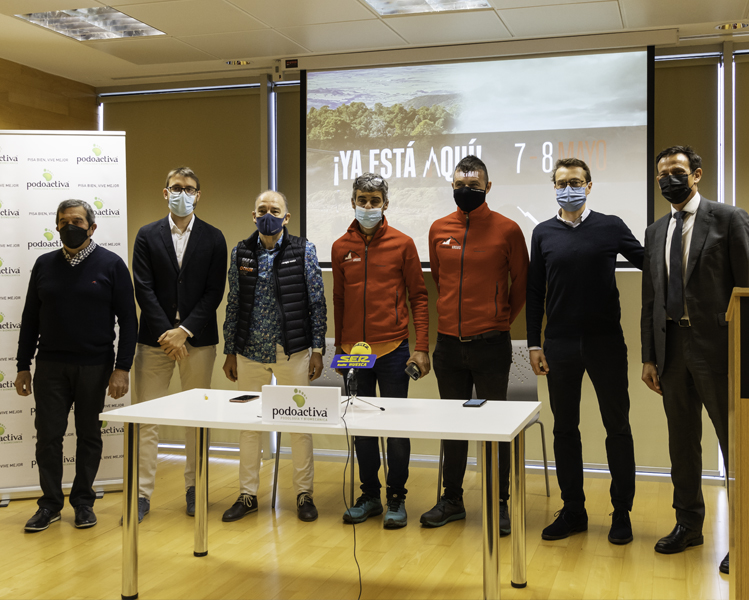 Salón de actos de Podoactiva con los participantes de la presentación de la Perimetrail de Arguis 