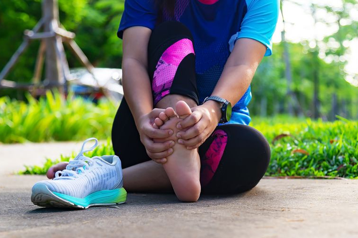 Fascitis plantar: qué es, síntomas, causas, tratamiento y cómo prevenir esta típica lesión