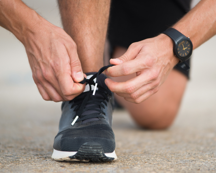 Runner atando los cordones de sus zapatillas de correr