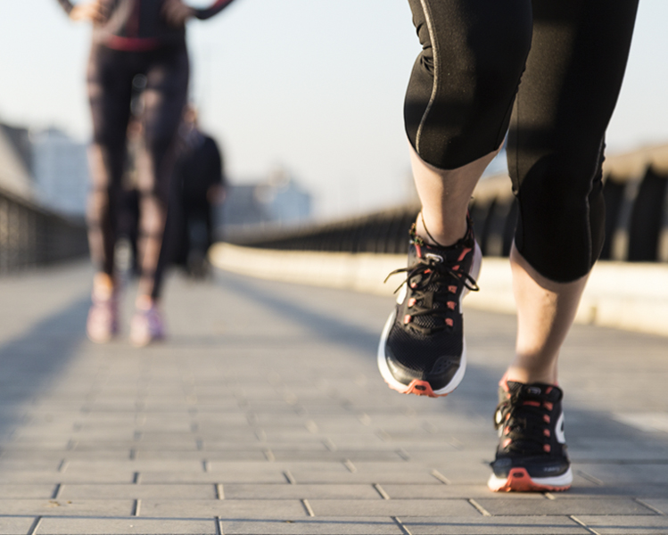 Corredores practicando running sobre asfalto