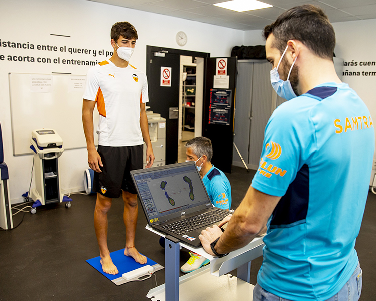 Estudio biomecánico de la pisada a jugador el Valencia CF