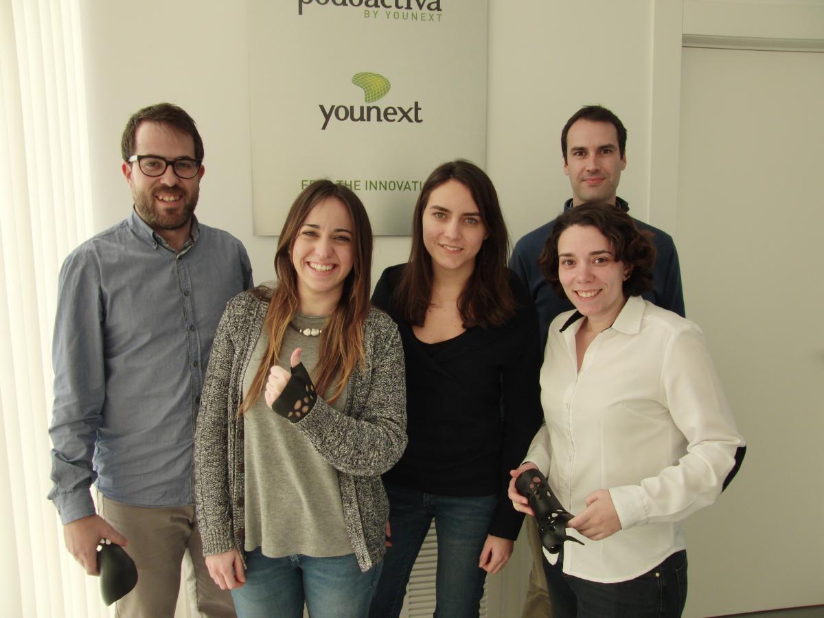 De izq. a dcha.: Ángel Peguero, ingeniero en nuevos proyectos; Sara Canalís, ingeniera de diseño; Irene Taulé, ingeniera de diseño; Puri Martínez, técnico ortopeda; y Miguel Subirá, CEO de Younext.