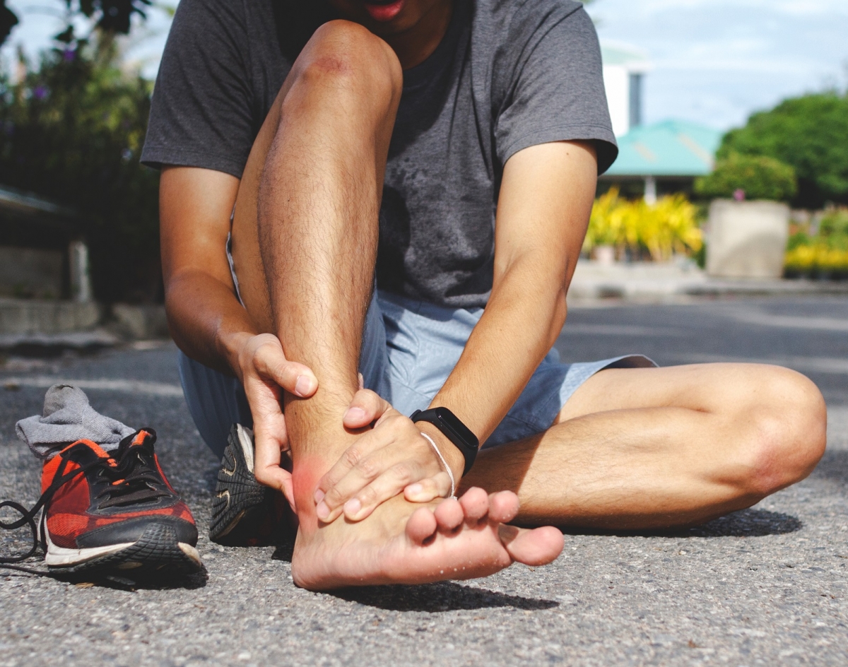 Corredor con dolor en el tobillo por un esguince